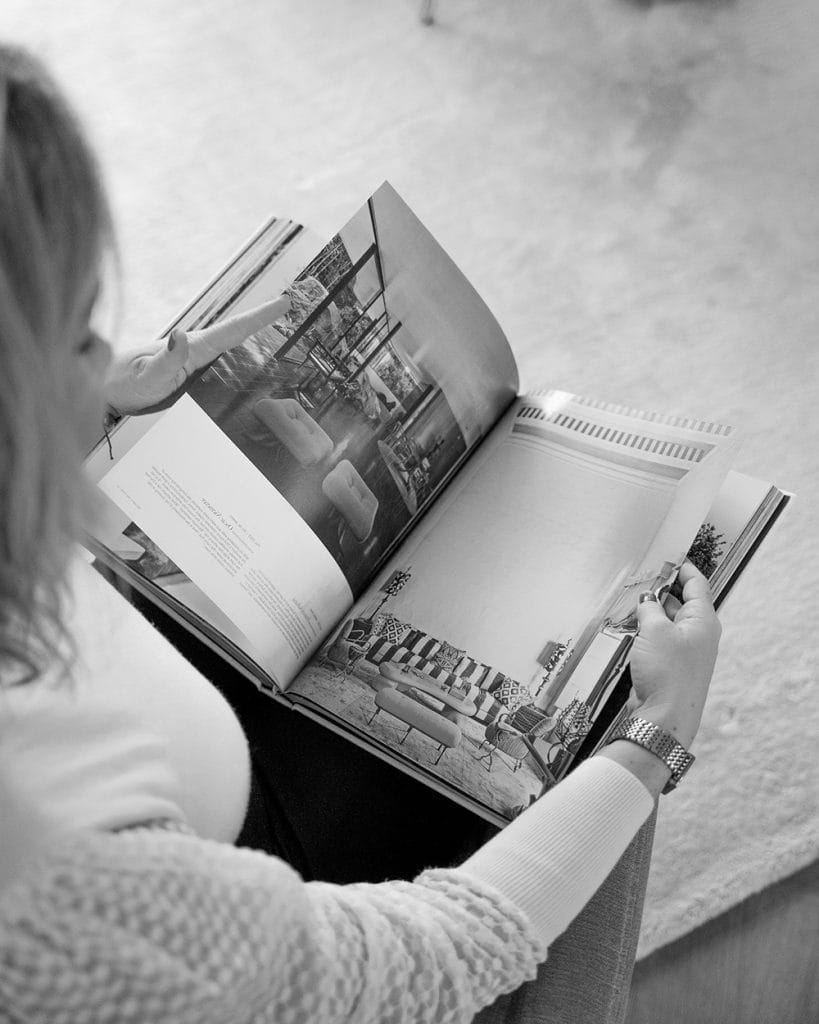 Interieurstyliste Terneuzen, Studio Valerie, verdiept in een interieurboek voor inspiratie en stylingadvies.